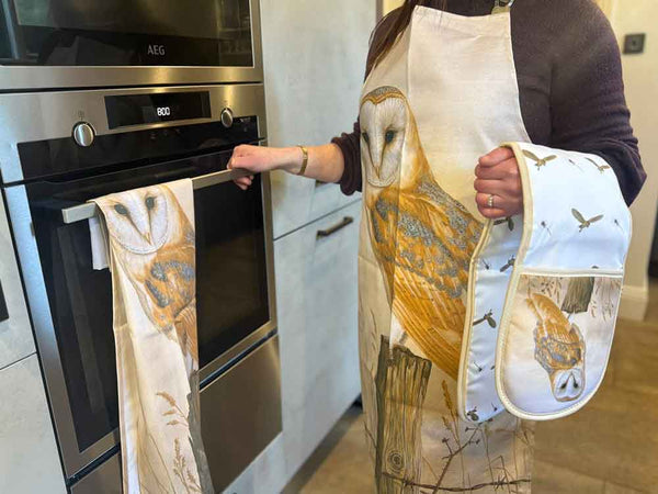 Barn owl | Oven glove, apron & tea towel set Barn owl | Oven glove, apron & tea towel set
