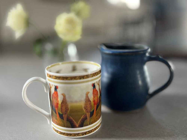 Tasse mit balzenden Fasanen | Feines Knochenporzellan Tasse mit balzenden Fasanen | Feines Knochenporzellan