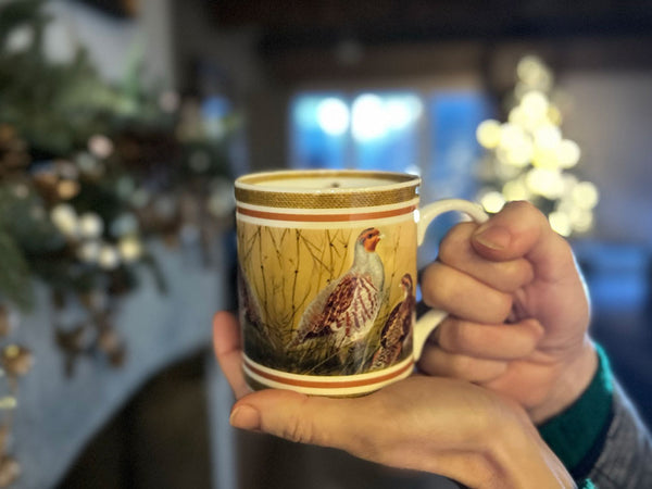 Becher mit grauem Rebhuhn und Henne | Feines Knochenporzellan Becher mit grauem Rebhuhn und Henne | Feines Knochenporzellan