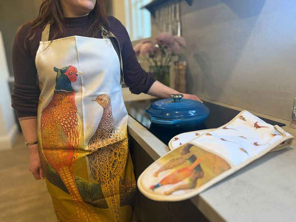 Courting pheasants double oven glove & apron set | 100% Heavyweight cotton Courting pheasants double oven glove & apron set | 100% Heavyweight cotton