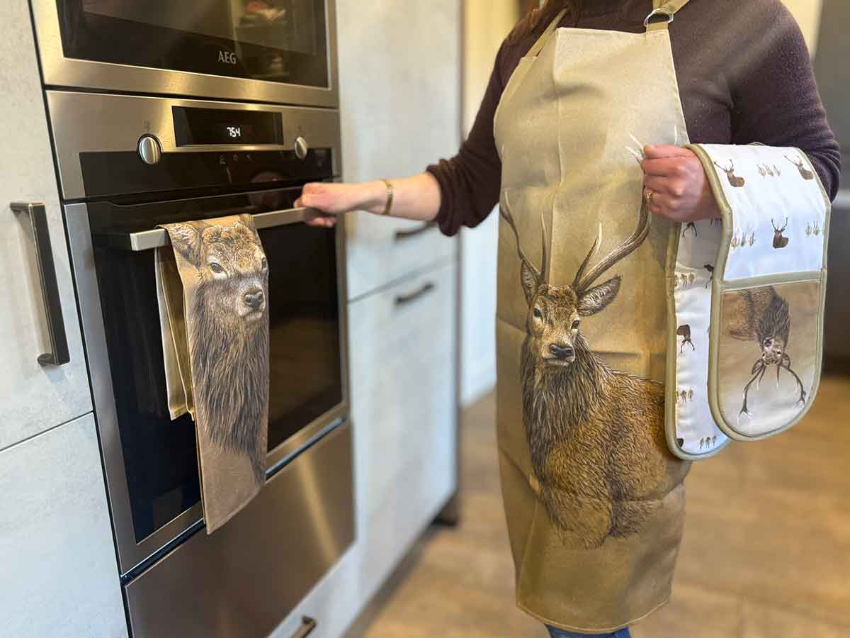 Red stag | Apron, oven glove & teatowel set